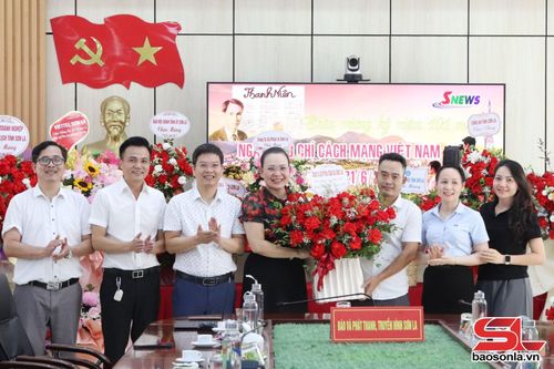 Công ty cổ phần Cao su Sơn La chúc mừng Báo và Phát thanh, truyền hình Sơn La.