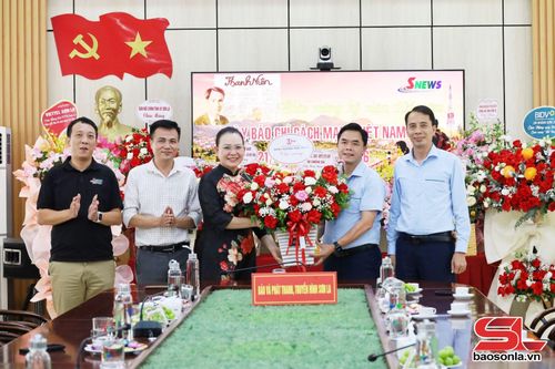 Quỹ tín dụng Nhân dân Nông trường Mộc Châu tặng hoa chúc mừng Báo và Phát thanh, truyền hình Sơn La.