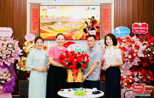 Thuế tỉnh Sơn La tặng hoa chúc mừng Báo và Phát thanh, truyền hình Sơn La.
