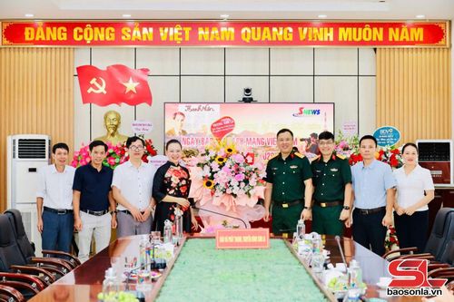 Viettel Sơn La tặng hoa chúc mừng Báo và Phát thanh, truyền hình Sơn La.