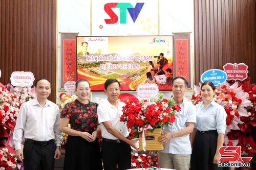 Công ty cổ phần Cấp nước Sơn La chúc mừng Báo và Phát thanh, truyền hình tỉnh.