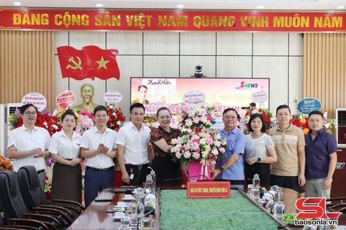 Lãnh đạo Công ty Cổ phần In Sơn La chúc mừng Báo và Phát thanh, truyền hình Sơn La.