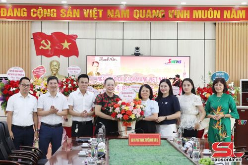 Lãnh đạo Bệnh viện Đa khoa tỉnh chúc mừng Báo và Phát thanh, truyền hình Sơn La.