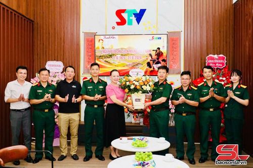 Bộ Chỉ huy quân sự tỉnh Sơn La tặng hoa chúc mừng Báo và Phát thanh, truyền hình Sơn La.