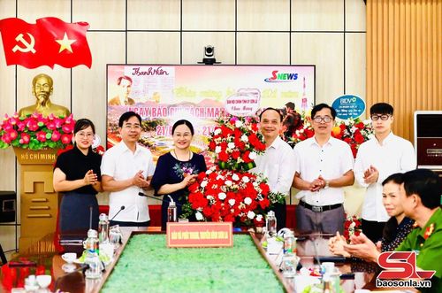 Ban Nội chính Tỉnh ủy tặng hoa chúc mừng Báo và Phát thanh, truyền hình Sơn La.