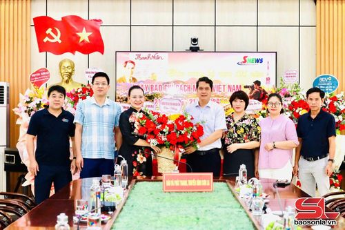 Thường trực HĐND tỉnh tặng hoa chúc mừng Báo và Phát thanh, truyền hình Sơn La.
