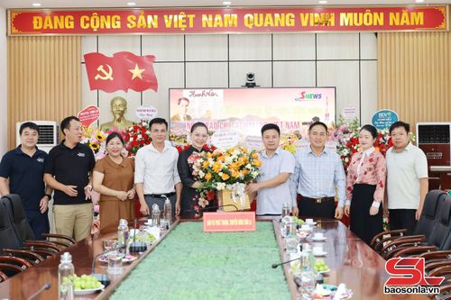Lãnh đạo Đảng ủy Xã Chiềng Sại tặng hoa chúc mừng Báo và Phát thanh, truyền hình Sơn La.