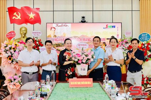 Công ty Thủy điện Sơn La tặng hoa chúc mừng Báo và Phát thanh, truyền hình Sơn La.