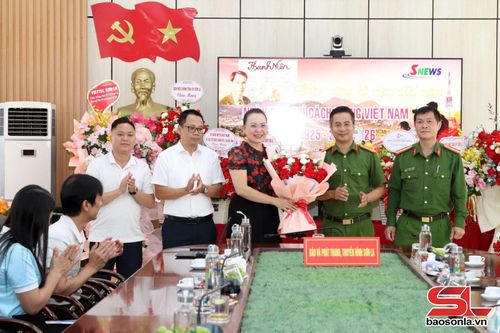 Công an phường Tô Hiệu chúc mừng Báo và Phát thanh, truyền hình Sơn La.