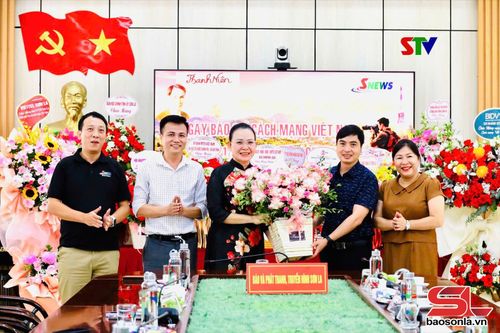 Lãnh đạo Đảng ủy Xã Chiềng Mai tặng hoa chúc mừng Báo và Phát thanh, truyền hình Sơn La.