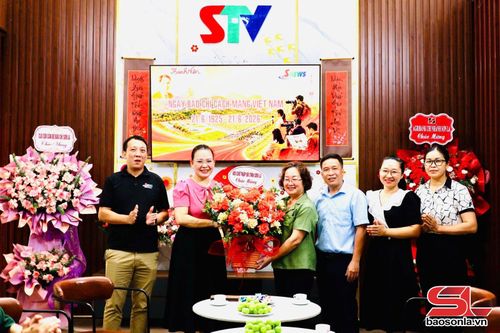 Hội Chữ thập đỏ tỉnh tặng hoa chúc mừng Báo và Phát thanh, truyền hình Sơn La.