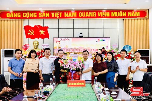 Ban Tổ chức Tỉnh ủy tặng hoa chúc mừng Báo và Phát thanh, truyền hình Sơn La.