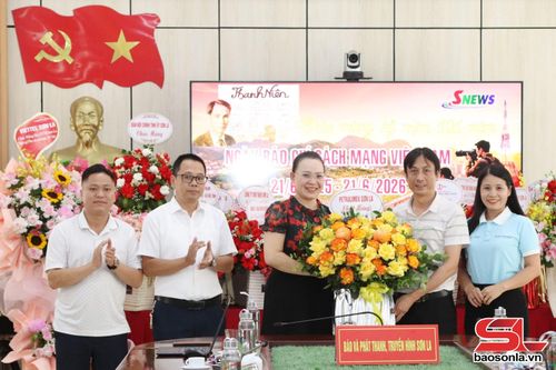 Công ty TNHH MTV Petrolimex Sơn La chúc mừng Báo và Phát thanh, truyền hình Sơn La.