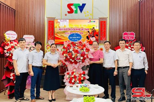 VNPT Sơn La tặng hoa chúc mừng Báo và Phát thanh, truyền hình Sơn La.