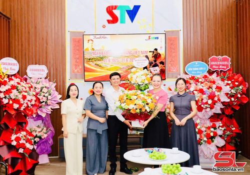 Ban Tuyên giáo và Dân vận Tỉnh ủy tặng hoa chúc mừng Báo và Phát thanh, truyền hình Sơn La.