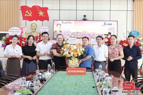 Xã Chiềng Sơ chúc mừng Báo và Phát thanh, truyền hình Sơn La.