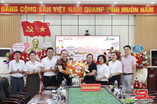 Lãnh đạo Sở Tài chính chúc mừng Báo và Phát thanh, truyền hình Sơn La.