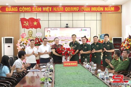 Đại diện Đảng ủy Ban Chỉ huy Bộ đội Biên phòng tỉnh chúc mừng Báo và Phát thanh, truyền hình Sơn La.