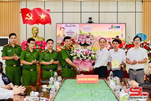 Phòng Cảnh sát PCCC và CNCH, Công an tỉnh Sơn La tặng hoa chúc mừng Báo và Phát thanh, truyền hình Sơn La.