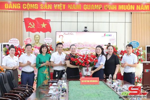 Lãnh đạo Sở Giáo dục và Đào tạo chúc mừng Báo và Phát thanh, truyền hình Sơn La.