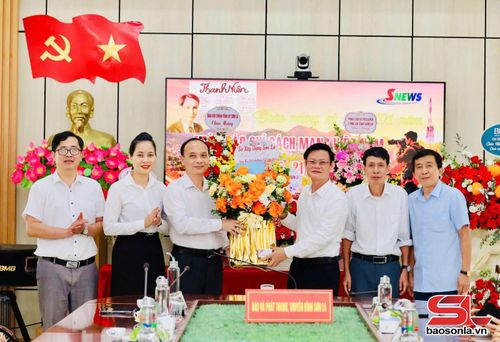 Sở Xây dựng tặng hoa chúc mừng Báo và Phát thanh, truyền hình Sơn La.