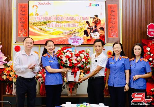 Viện Kiểm sát nhân dân tỉnh tặng hoa chúc mừng Báo và Phát thanh truyền hình Sơn La.