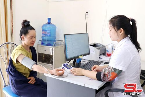 Cán bộ Trạm Y tế xã Mường Bú đo huyết áp cho người dân.