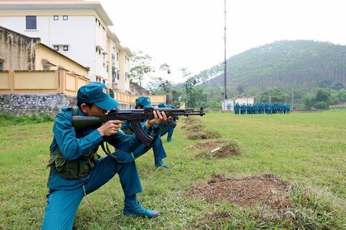 Dân quân tự vệ xã Tân Long thực hành bắn súng.