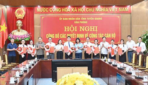 Các đồng chí lãnh đạo Văn phòng UBND tỉnh trao Quyết định, tặng hoa chúc mừng các đồng chí được điều động, bổ nhiệm vị trí mới.