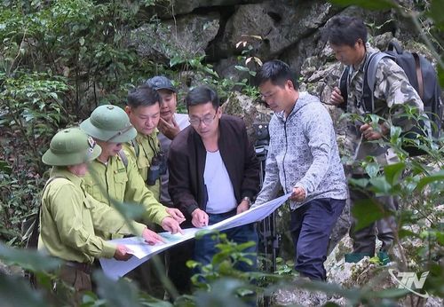 Phóng viên Báo và Phát thanh, Truyền hình Thái Nguyên tác nghiệp cùng lực lượng Kiểm lâm tại hiện trường.