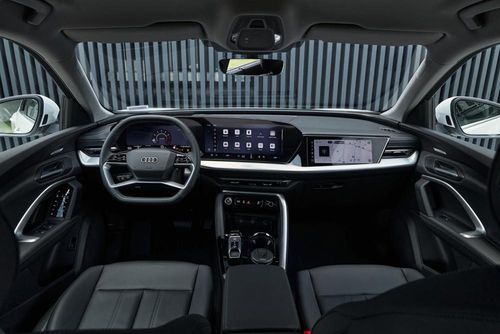 Tâm điểm của khoang nội thất là không gian sân khấu kỹ thuật số Audi Digital Stage
