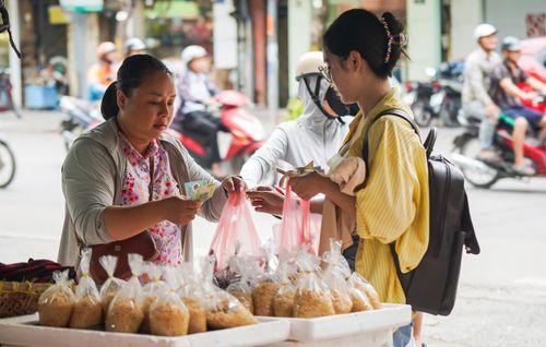  Không khí trao đổi, mua bán rộn rã ở khu chợ truyền thống trong ngày Tết diệt sâu bọ. 