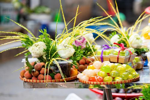  Mâm lễ với rượu nếp, hoa quả và các món bánh truyền thống được bày sẵn đẹp mắt có giá từ 200.000 đồng đến 300.000 đồng tùy từng mẫu. 