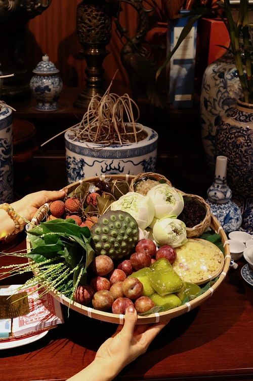  Mâm lễ giản dị là sự kết nối giữa đời sống hiện đại và những phong tục lâu đời của người Việt. Có thể thấy, giá trị lớn nhất mà Tết Đoan Ngọ mang lại chính là sự gắn kết gia đình và việc gìn giữ những phong tục đẹp đã được truyền qua nhiều thế hệ. 