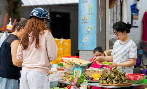  Từ sáng sớm tại chợ Gia Lâm (phường Bồ Đề), các bà, các mẹ đã tất bật lựa chọn những lễ vật quen thuộc cho mâm cúng, gửi gắm mong ước về sức khỏe, bình an. 