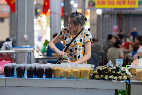 Cô Mai - chủ một gian hàng ở chợ Ngọc Lâm (phường Bồ Đề) chia sẻ: "Những ngày này, cả khu chợ đông vui nhộn nhịp hơn. Từ sáng sớm, nhiều người đã mua rượu nếp, hoa quả, bánh trái... để chuẩn bị mâm lễ. Ngày thường gian hàng của cô bán bún nhưng mấy hôm nay bán thêm rượu nếp và bánh gio phục vụ nhu cầu của bà con". 