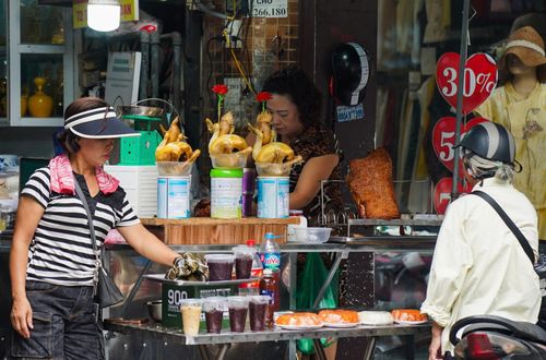  Bên cạnh rượu nếp, bánh trái, hoa quả đầu mùa, xôi và gà cũng là những lễ vật quen thuộc xuất hiện trong mâm cỗ Tết Đoan Ngọ của nhiều gia đình. Giá gà chế biến sẵn trong ngày hôm nay (19/6) dao động từ 300.000 đồng đến 350.000 đồng một con. 