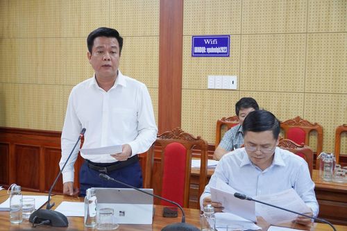  Ông Trần Quốc Tuấn - Tỉnh ủy viên, Giám đốc Sở Nông nghiệp và Môi trường báo cáo tại cuộc họp 