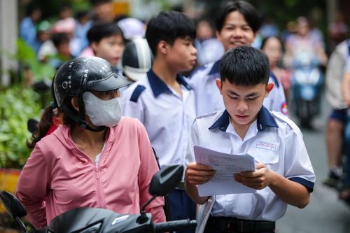 Thí sinh tranh thủ xem lại bài trước khi bước vào điểm thi trong kỳ thi vào lớp 10