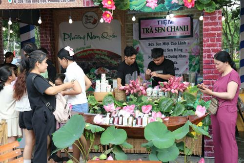 Những điểm bán nước uống, thức ăn nhẹ cũng được trang trí rực rỡ sắc sen