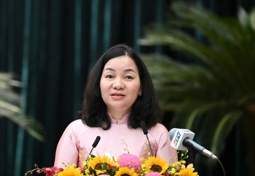 Phó Chủ tịch Thường trực Ủy ban MTTQ Việt Nam TP. Hồ Chí Minh Trương Thị Bích Hạnh trình bày thông báo tổng hợp ý kiến, kiến nghị của cử tri