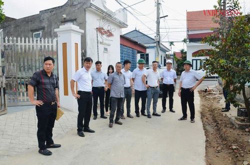 Lãnh đạo xã Kiến Hải cùng các phòng, Ban Quản lý dự án thường xuyên kiểm tra tiến độ thi công và kịp thời giải quyết các vướng mắc trong quá trình thi công (Ảnh: Kiến Hải)