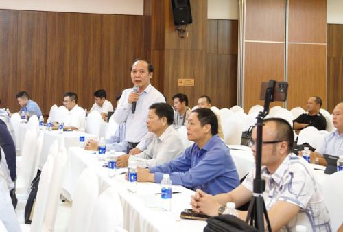 Đại diện lãnh đạo sở, ngành thông tin, trả lời câu hỏi của phóng viên tại buổi họp báo.