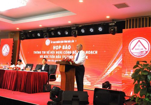 Phó Chủ tịch UBND tỉnh Trương Công Thái phát biểu tại buổi họp báo.