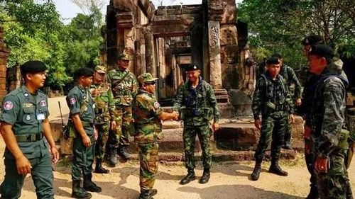 Những người lính Campuchia và Thái Lan bắt tay nhau tại khu vực đền Prasat Ta Muen Thom của người Khmer ở khu vực biên giới hai nước, tháng 7/2025