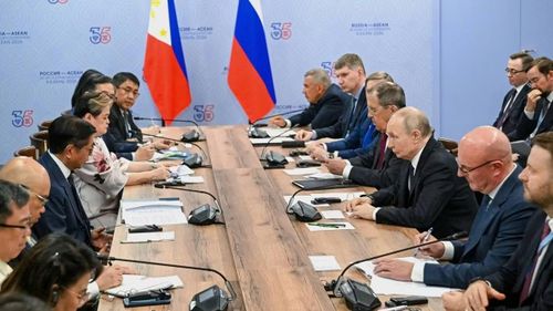 Tổng thống Nga Vladimir Putin và Thủ tướng Malaysia Anwar Ibrahim tham dự cuộc hội đàm bên lề khuôn khổ Hội nghị cấp cao ASEAN - Nga