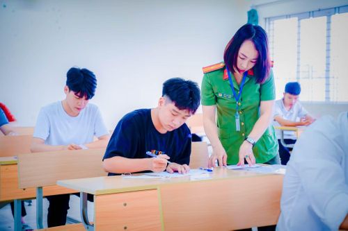 Cán bộ Học viện Kỹ thuật và Công nghệ an ninh hướng dẫn thí sinh trong ngày làm thủ tục dự thi.