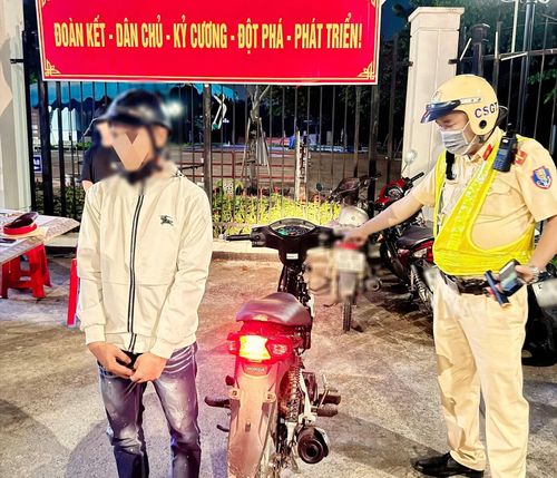 CSGT phát hiện thanh niên điều khiển phương tiện vi phạm.