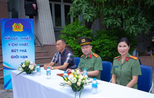Các đại biểu tại lễ khai mạc