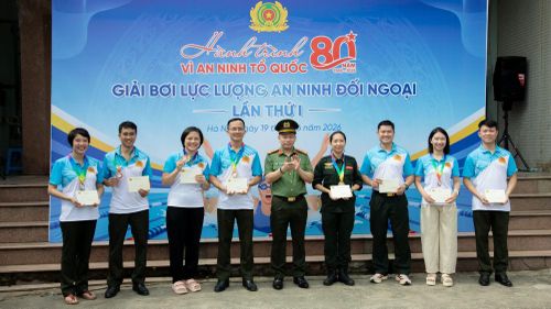 Ban tổ chức trao thưởng cho các vận động viên đạt giải.